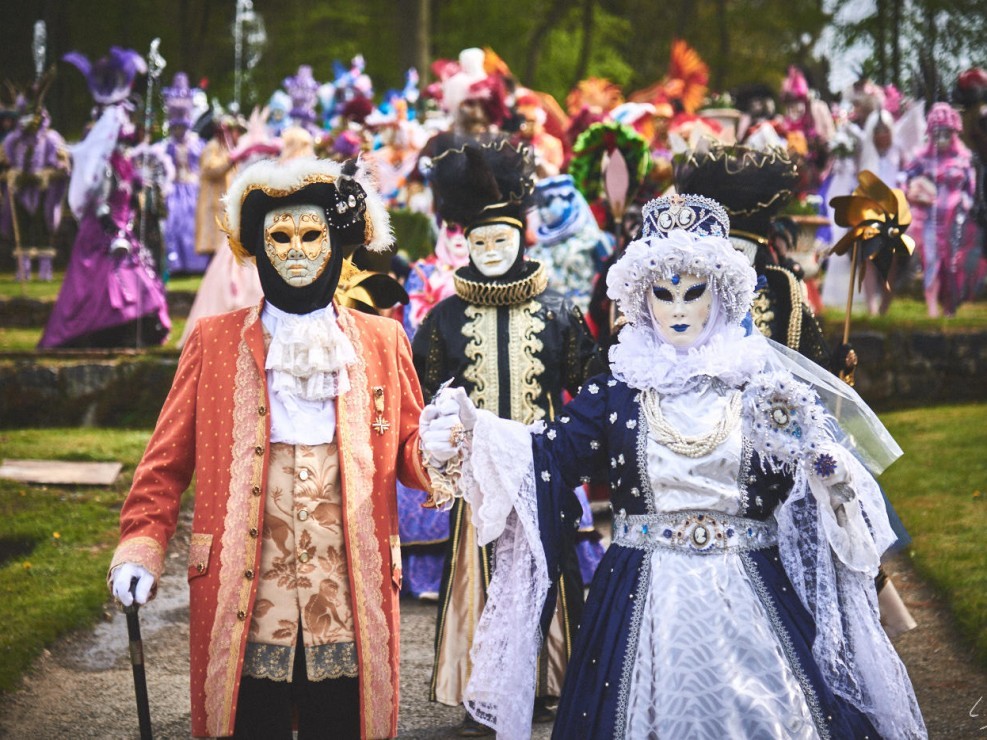Les costumes de Venie aux jardins d’annevoie 2017 – 112 mm – Les costumes de Venise aux jardins d annevoie 2017 NIKON D800E 112 mm 42191 – avr. 30 2017 – NIKON D800E