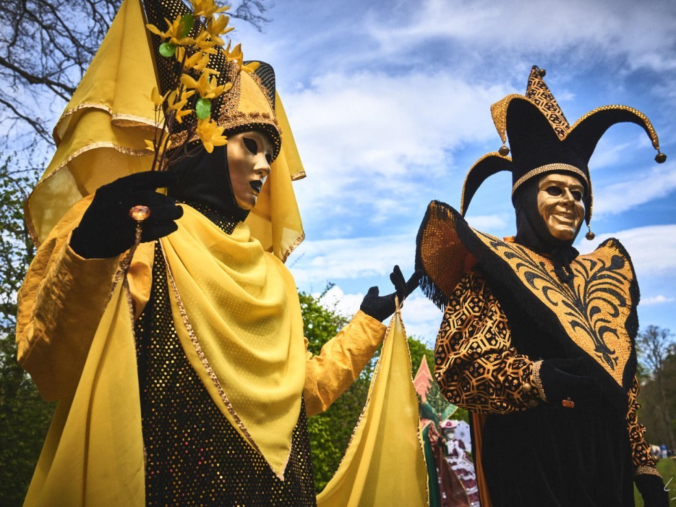 Les costumes de Venie aux jardins d’annevoie 2017 – 34 mm – Les costumes de Venise aux jardins d annevoie 2017 NIKON D800E 34 mm 7.12305 – avr. 30 2017 – NIKON D800E