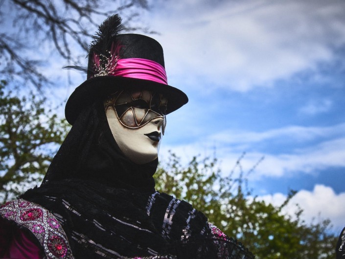 Les costumes de Venie aux jardins d’annevoie 2017 – 70 mm – Les costumes de Venise aux jardins d annevoie 2017 NIKON D800E 70 mm 7.12367 – avr. 30 2017 – NIKON D800E