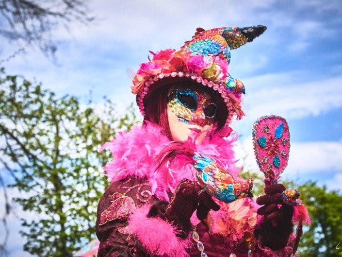 Les costumes de Venie aux jardins d’annevoie 2017 – 75 mm – Les costumes de Venise aux jardins d annevoie 2017 NIKON D800E 75 mm 7.12338 – avr. 30 2017 – NIKON D800E