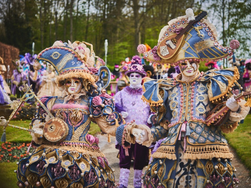 Les costumes de Venie aux jardins d’annevoie 2017 – 82 mm – Les costumes de Venise aux jardins d annevoie 2017 NIKON D800E 82 mm 42133 – avr. 30 2017 – NIKON D800E