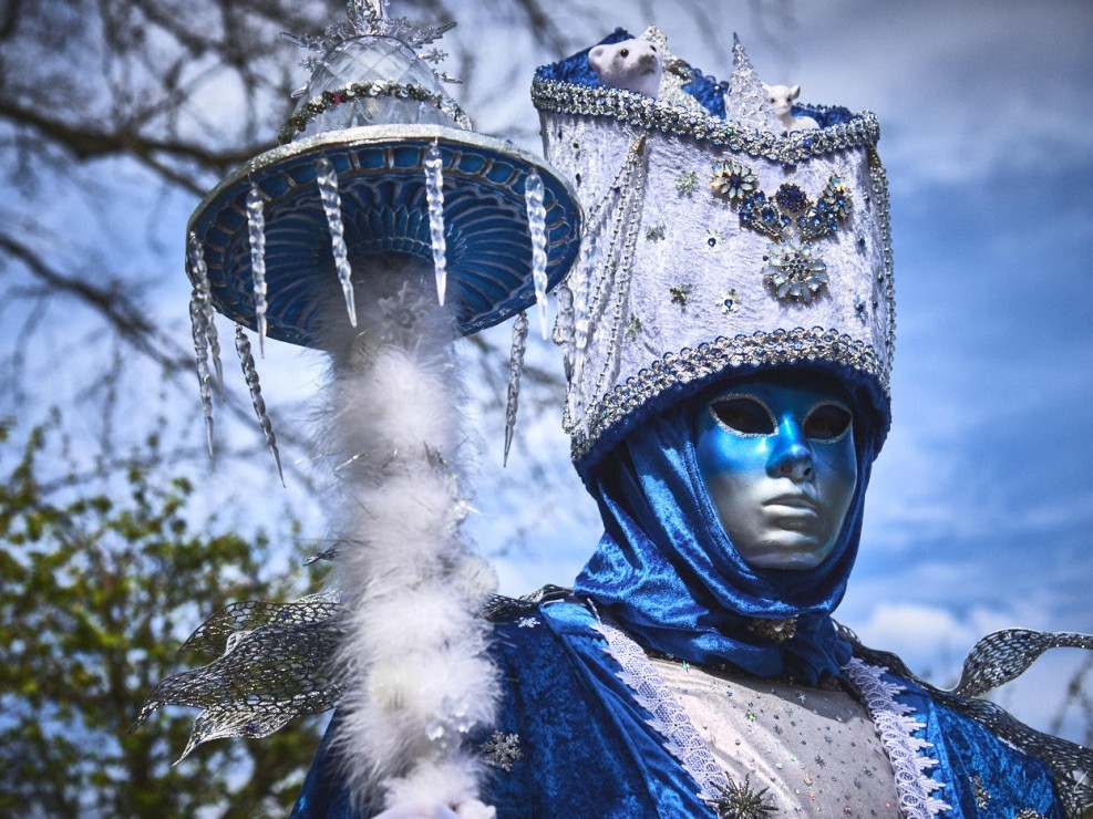 Les costumes de Venie aux jardins d’annevoie 2017 – 82 mm – Les costumes de Venise aux jardins d annevoie 2017 NIKON D800E 82 mm 5.62443 – avr. 30 2017 – NIKON D800E