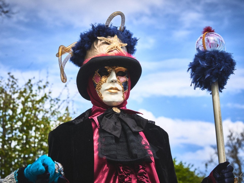 Les costumes de Venie aux jardins d’annevoie 2017 – 82 mm – Les costumes de Venise aux jardins d annevoie 2017 NIKON D800E 82 mm 7.12378 – avr. 30 2017 – NIKON D800E