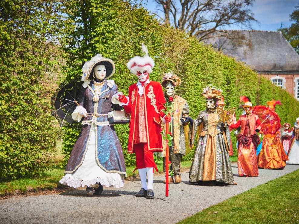 Les costumes de Venie aux jardins d’annevoie 2017 – 85 mm – Les costumes de Venise aux jardins d annevoie 2017 NIKON D800E 85 mm 42624 – avr. 30 2017 – NIKON D800E