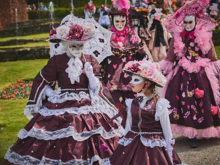 Les costumes de Venie aux jardins d’annevoie 2017 – 85 mm – Les costumes de Venise aux jardins d annevoie 2017 NIKON D800E 85 mm 6.32081 – avr. 30 2017 – NIKON D800E