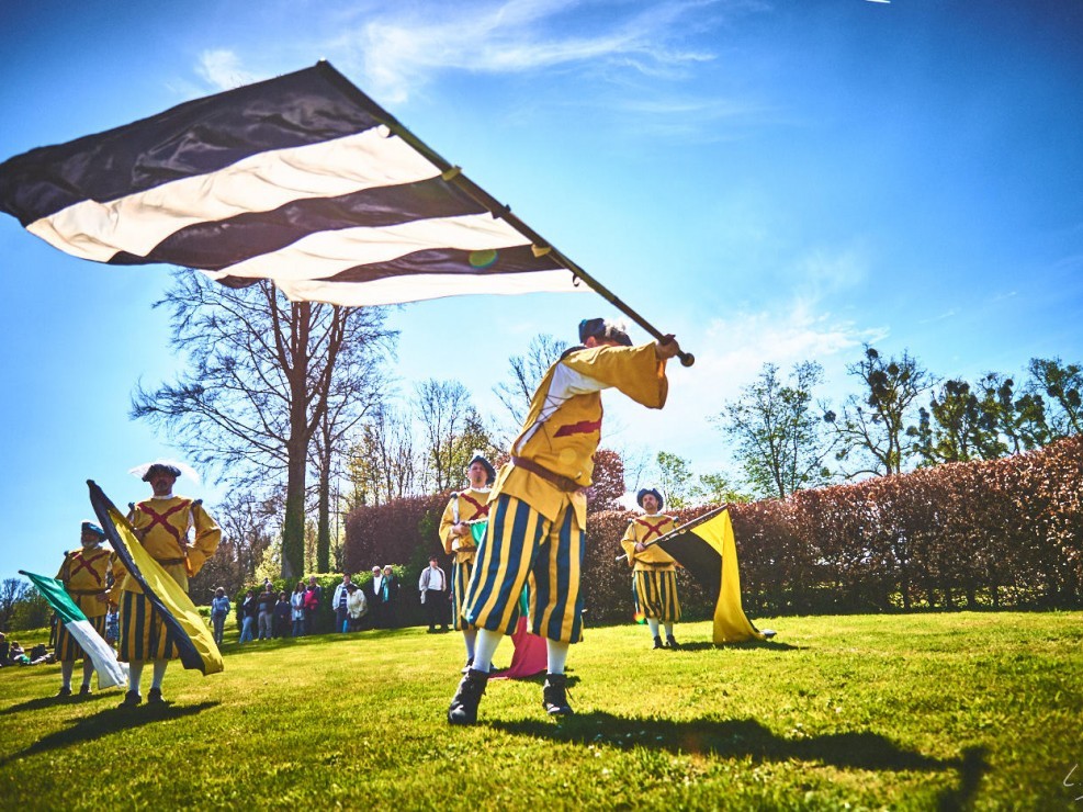 les alfers namurois aux jardins d’annevoie 2017 – 28 mm – Les costumes de Venise aux jardins d annevoie 2017 NIKON D800E 28 mm 42910 – avr. 30 2017 – NIKON D800E