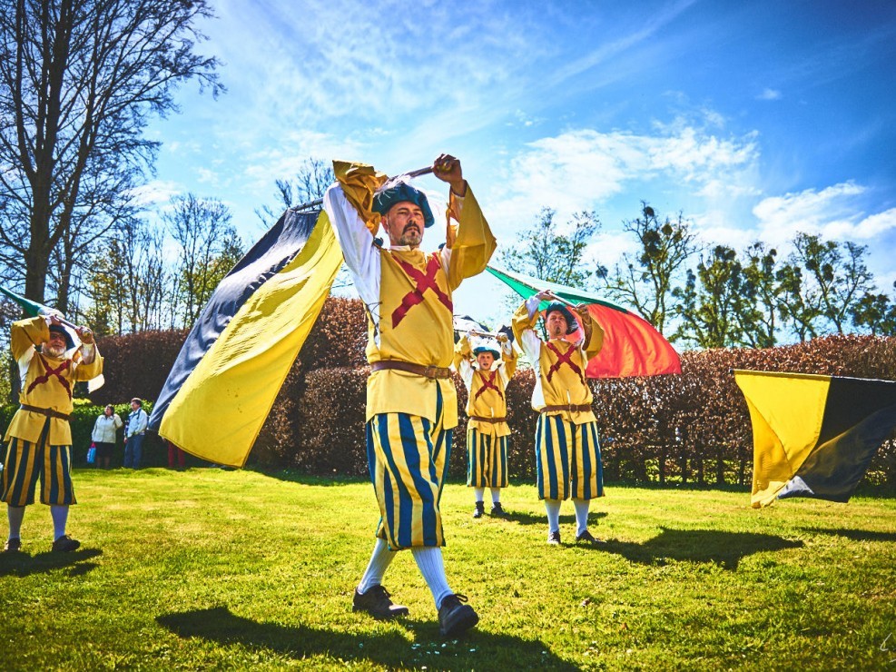 les alfers namurois aux jardins d’annevoie 2017 – 35 mm – Les costumes de Venise aux jardins d annevoie 2017 NIKON D800E 35 mm 42683 – avr. 30 2017 – NIKON D800E