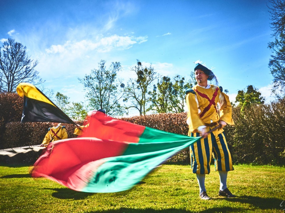 les alfers namurois aux jardins d’annevoie 2017 – 40 mm – Les costumes de Venise aux jardins d annevoie 2017 NIKON D800E 40 mm 222873 – avr. 30 2017 – NIKON D800E