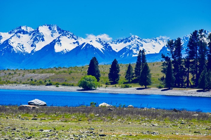 Montagne avec lac, neige et sapin. développement personnel et ouverture d'esprit